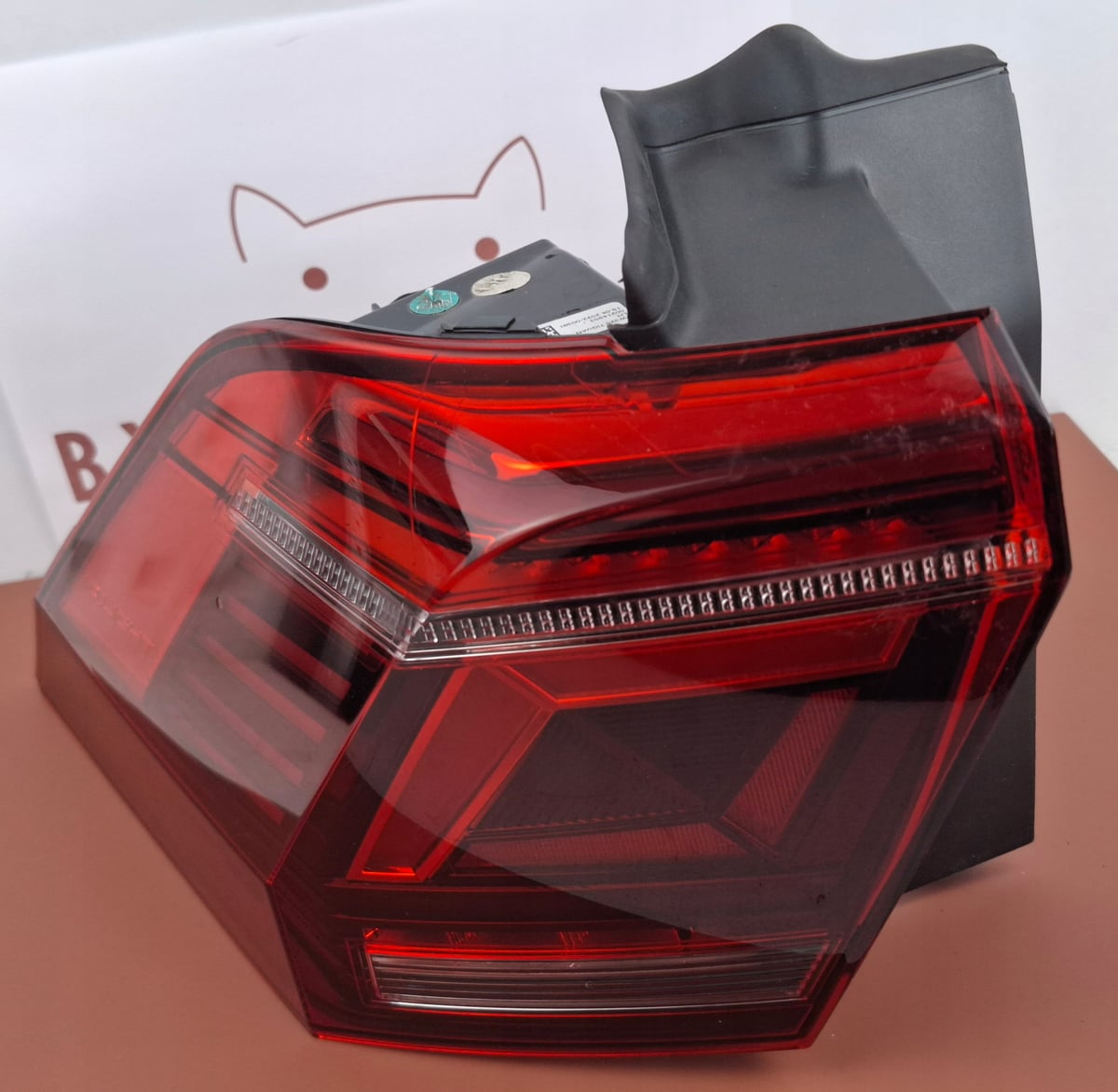 VW Volkswagen Tiguan II LAMPA TYŁ TYLNA LEWA IQ.Light 5NA945207J Uszkodzona