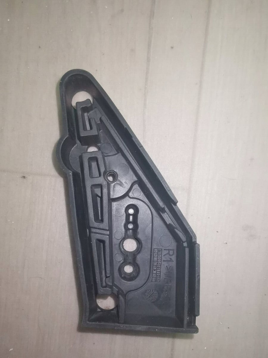 uSZCZELKA LUSTERKA PRAWA MERCEDES W253 GLC 23405012