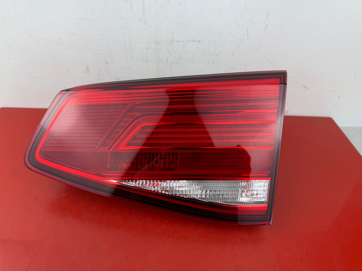 VW Volkswagen Passat B8 Kombi Lampa tylna w klapę Prawa 3G9945094E