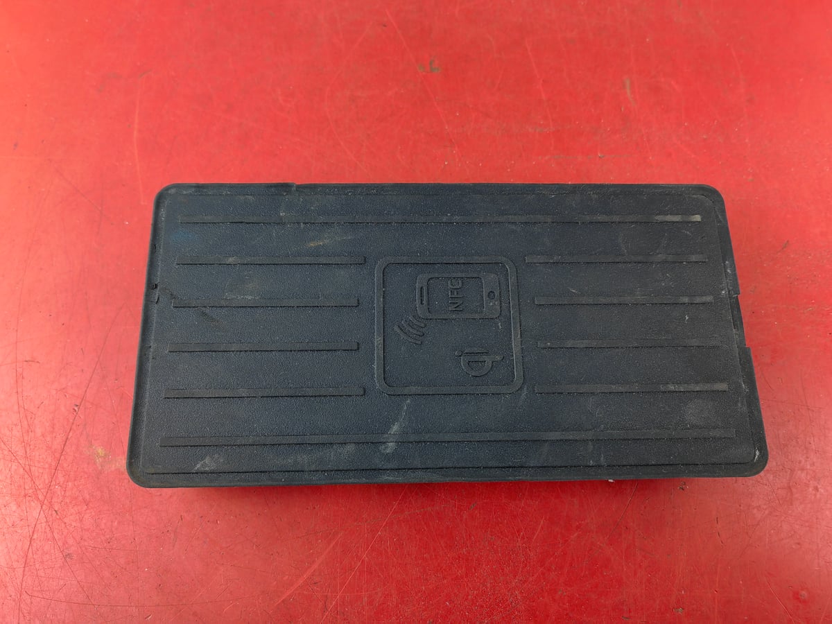 Audi A8 Ładowarka indukcyjna 4N0035773 (1)