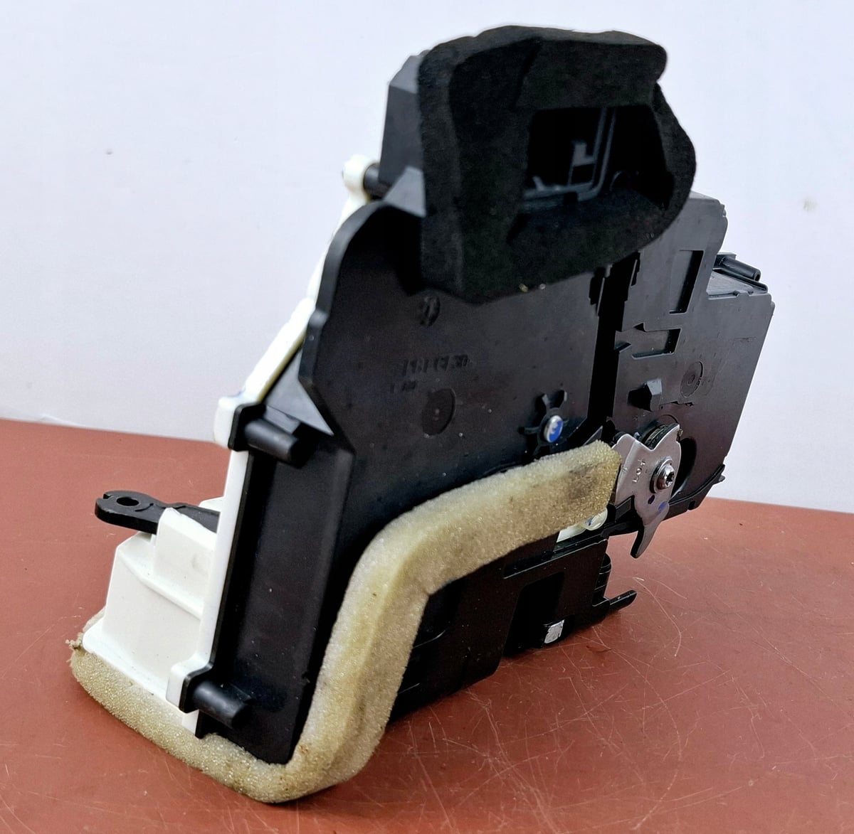 Audi OE Zamek drzwi Lewy Tył 85E839015G