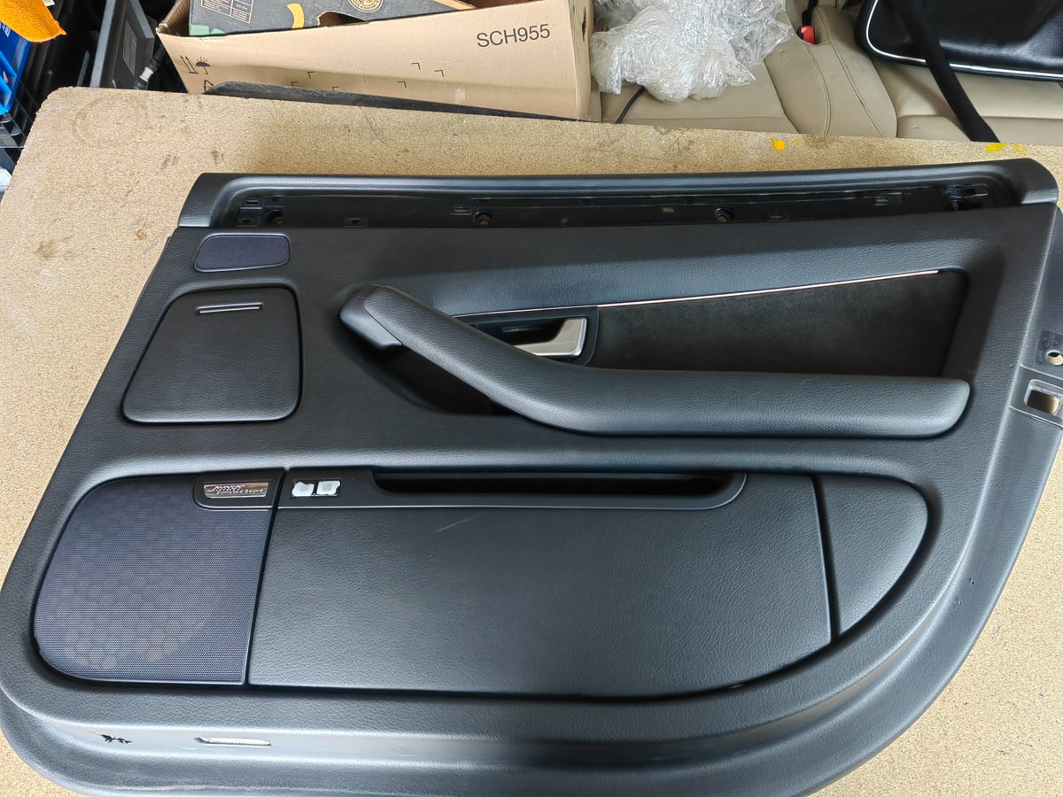 Boczek tylnych lewych drzwi AUDI A8 D3 4E4868066A