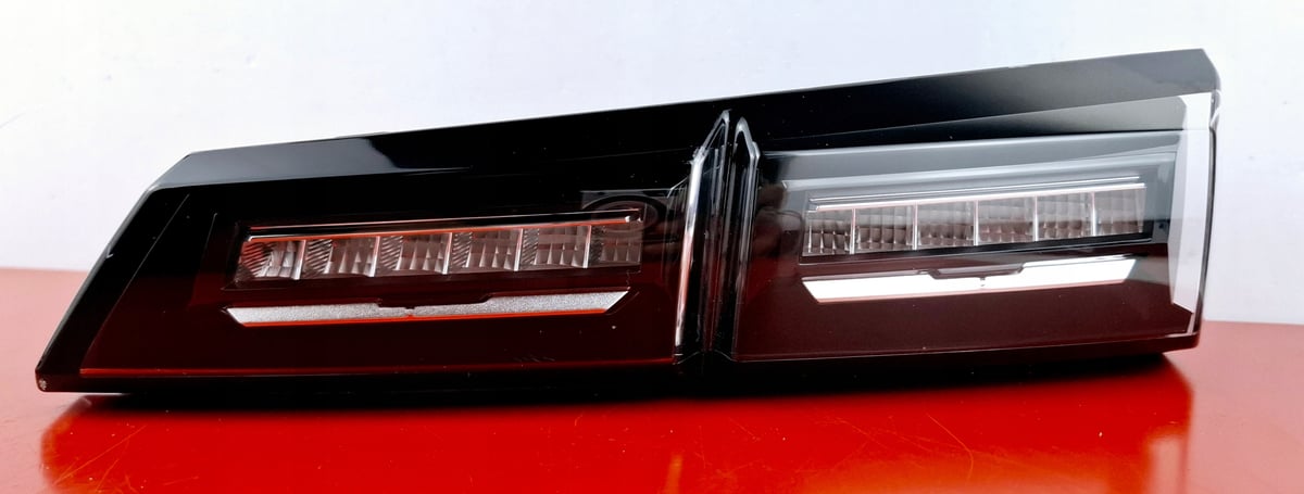 PEUGEOT 308 III Lampa Tylna Prawa w klapę 9836300680 2SA015020