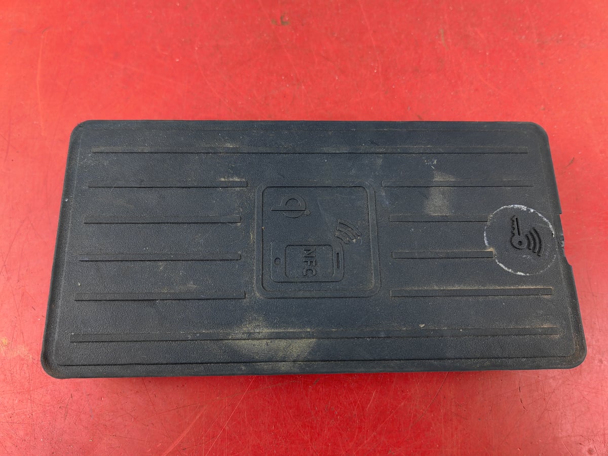 Audi A6 Ładowarka indukcyjna 4K0035773B (1)