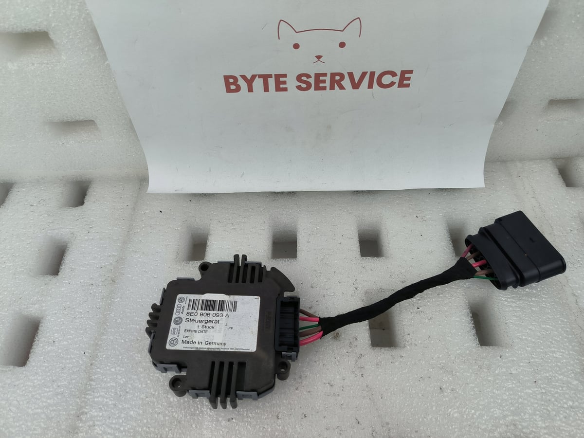 VW AG AUDI Moduł sterujący pompe paliwa 8E0906093A