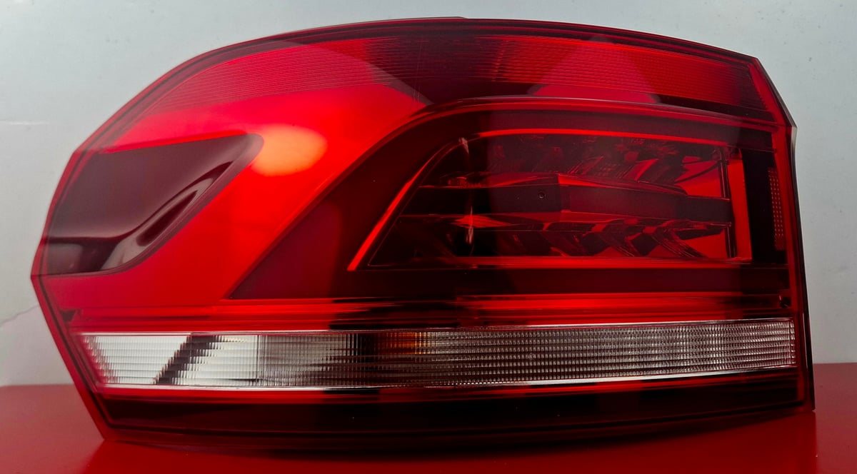 VW Volkswagen TOURAN 2015- Lampa Tylna Lewa 5TA945207C