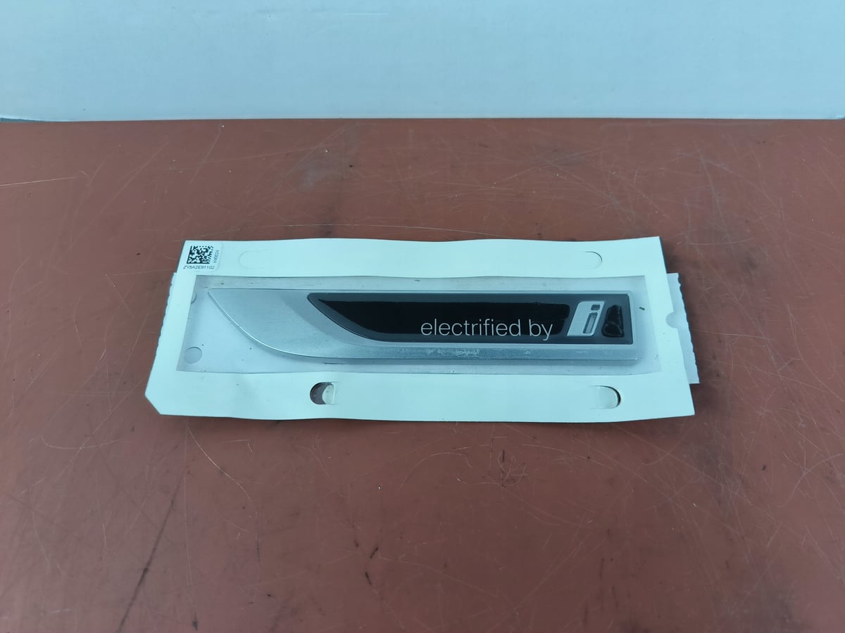 BMW 5 G30 G31 G38 Znaczek / Napis lewy (Electrified by I) 5A2E911