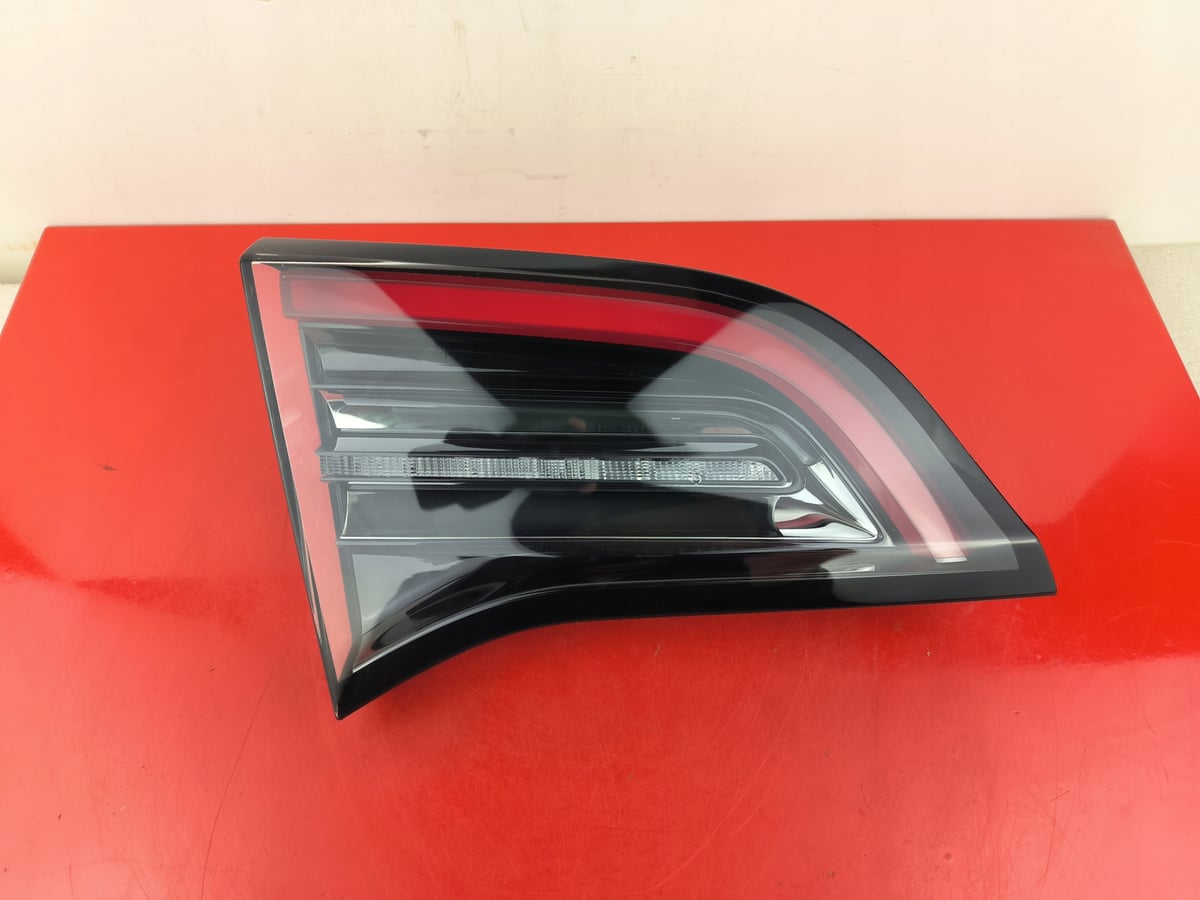 TESLA Model 3 / Y LAMPA Tylna Lewa w klapę 1502088-00-B