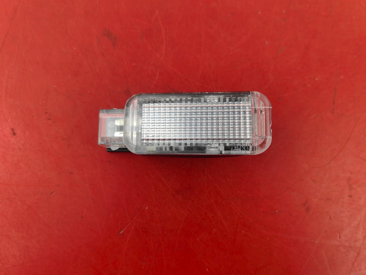 Audi A4 lampka oświetlenie bagażnika 3B0947415B