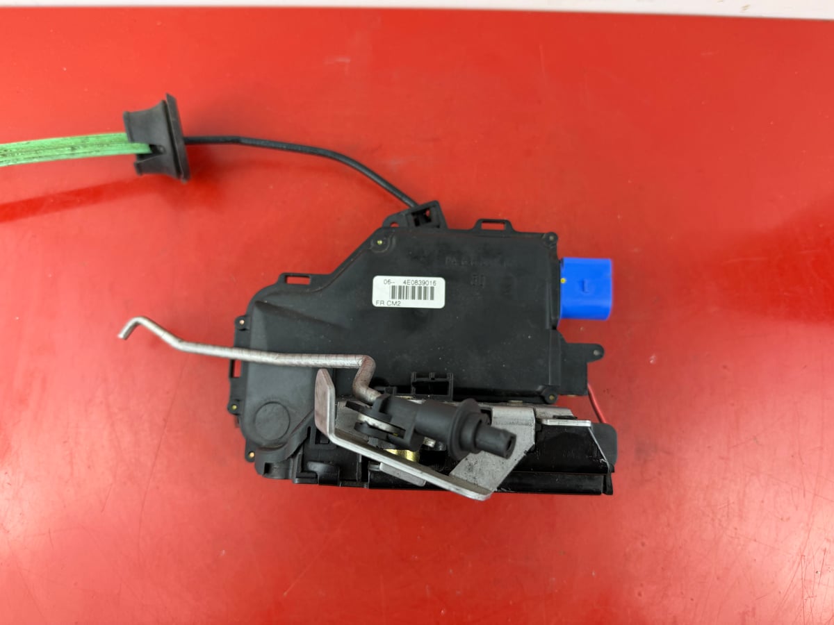Audi A8 D3 Zamek drzwi Tylny Prawy 4E0839016