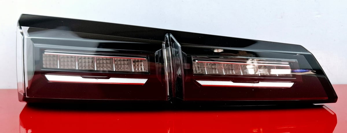 PEUGEOT 308 III 21r Lampa Lewa Tylna w klapę 9835300680