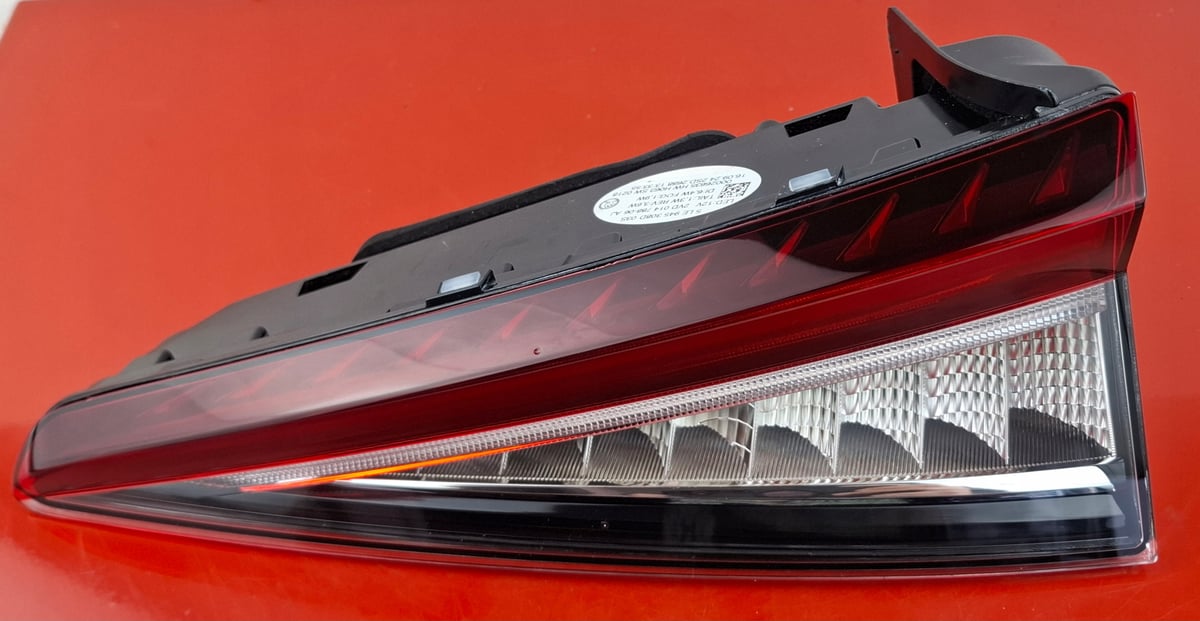 Skoda Enyaq iV LED Lampa Tylna Prawa w klapę 5LE945308D