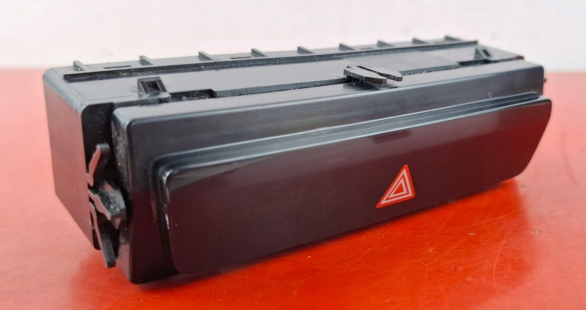 Audi Q4 e-tron Panel świateł awaryjnych 85E925301M