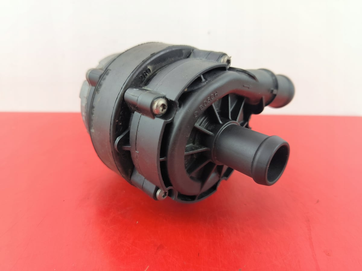 Volkswagen PASSAT B8 Dodatkowa pompa wody 04L965567B