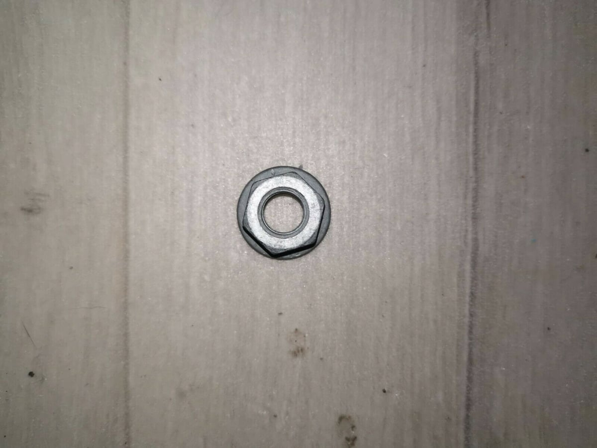 Nakrętka 6-kątna kołnierzowa VW N10332002