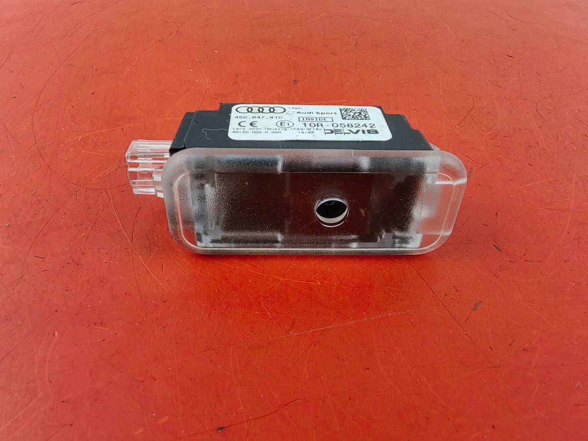 Audi Lampka podsufitki Audi Lampka oświetlenia drzwi przednich 4S0947410