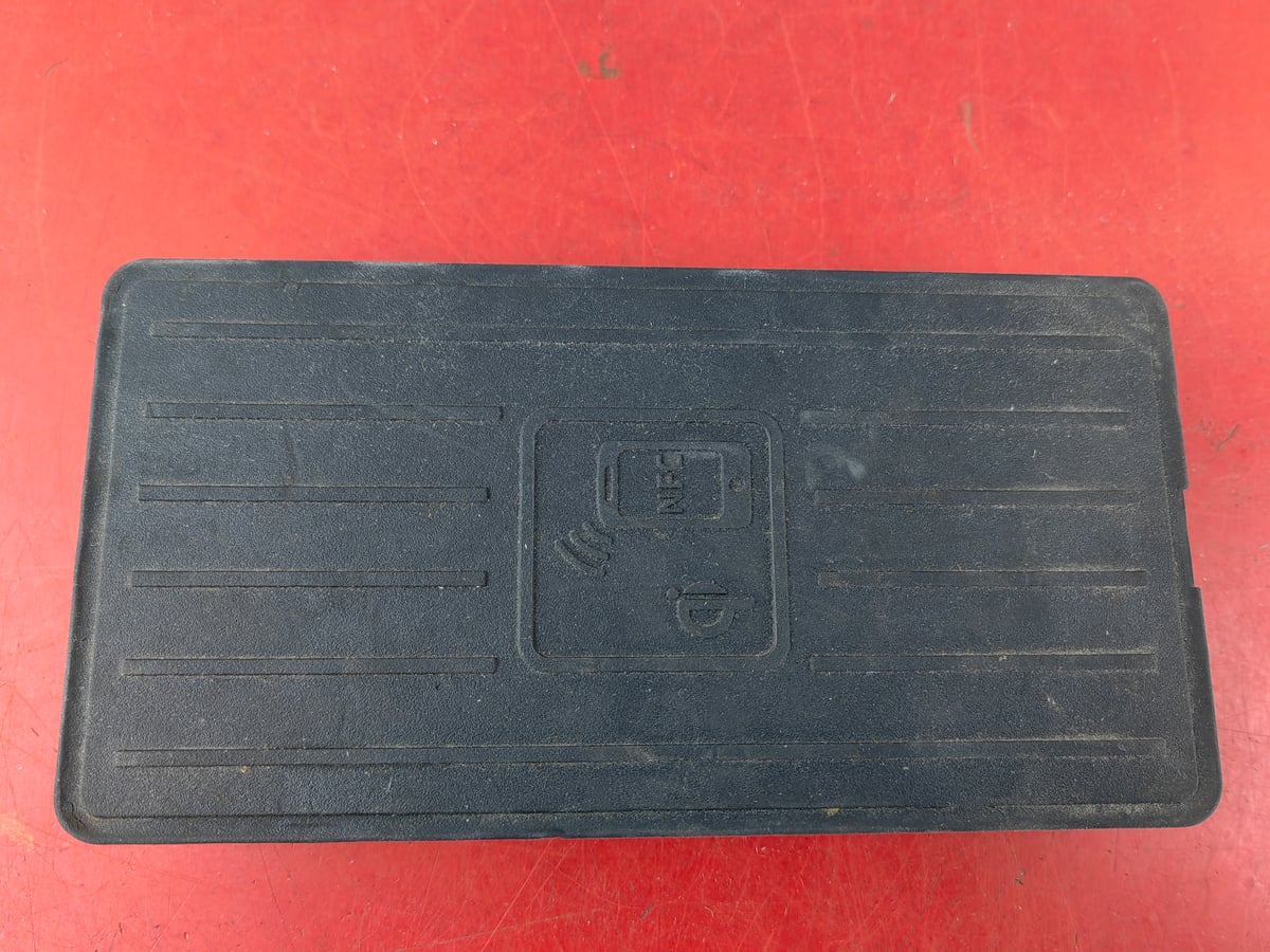 Audi A8 Ładowarka indukcyjna 4N0035773B (1)