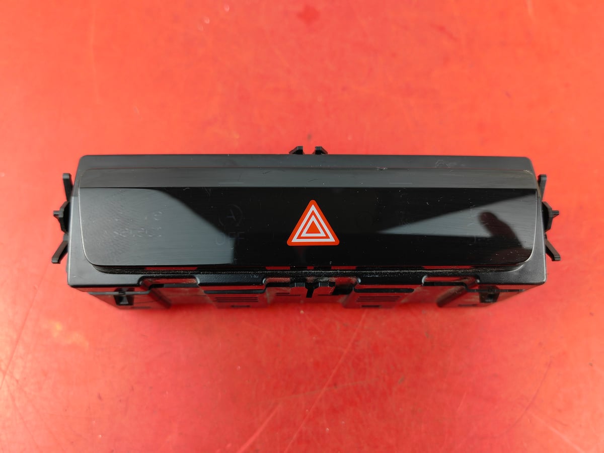 Audi Q4 Włącznik świateł awaryjnych 85E925301AB (3)