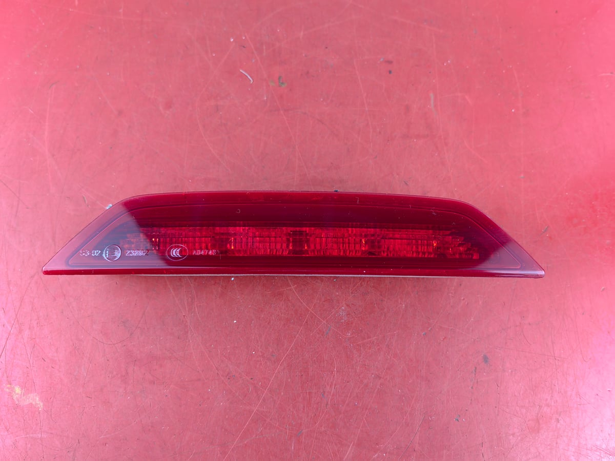 Volkswagen Caddy  TRZECIE ŚWIATŁO STOP  2K7945087