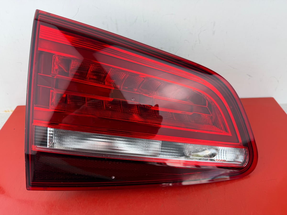 VW Volkswagen Sharan Lampa tylna w klapę Lewa 7N0945307