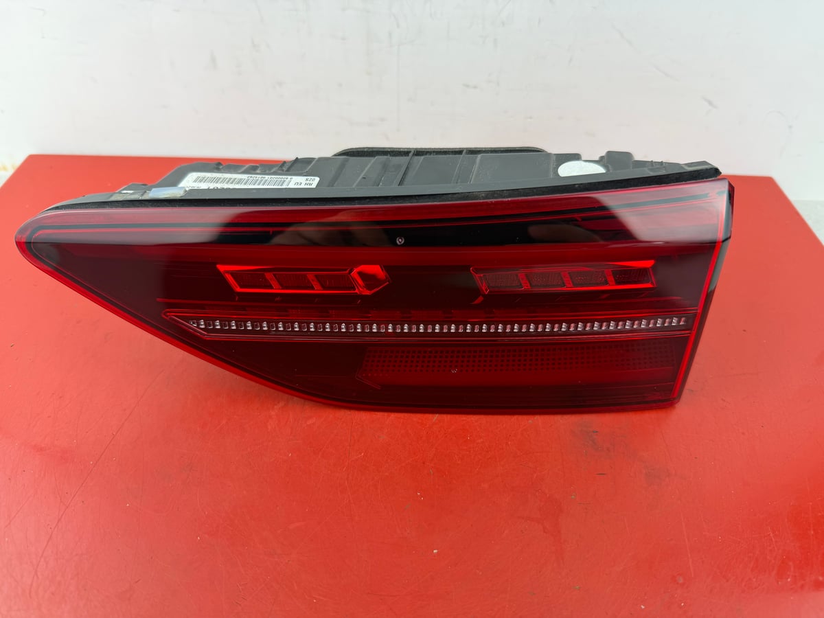VW Volkswagen Golf VIII Lampa tylna prawa w klapę 5H0945308