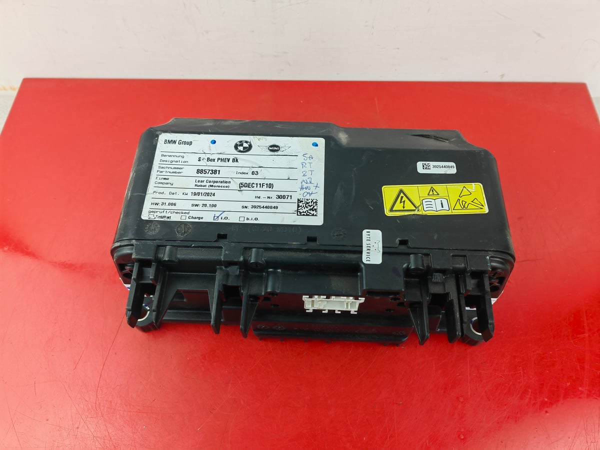 BMW 3' G31 Skrzynka zabezpieczenia akumulatora wysokiego napięcia 8857381