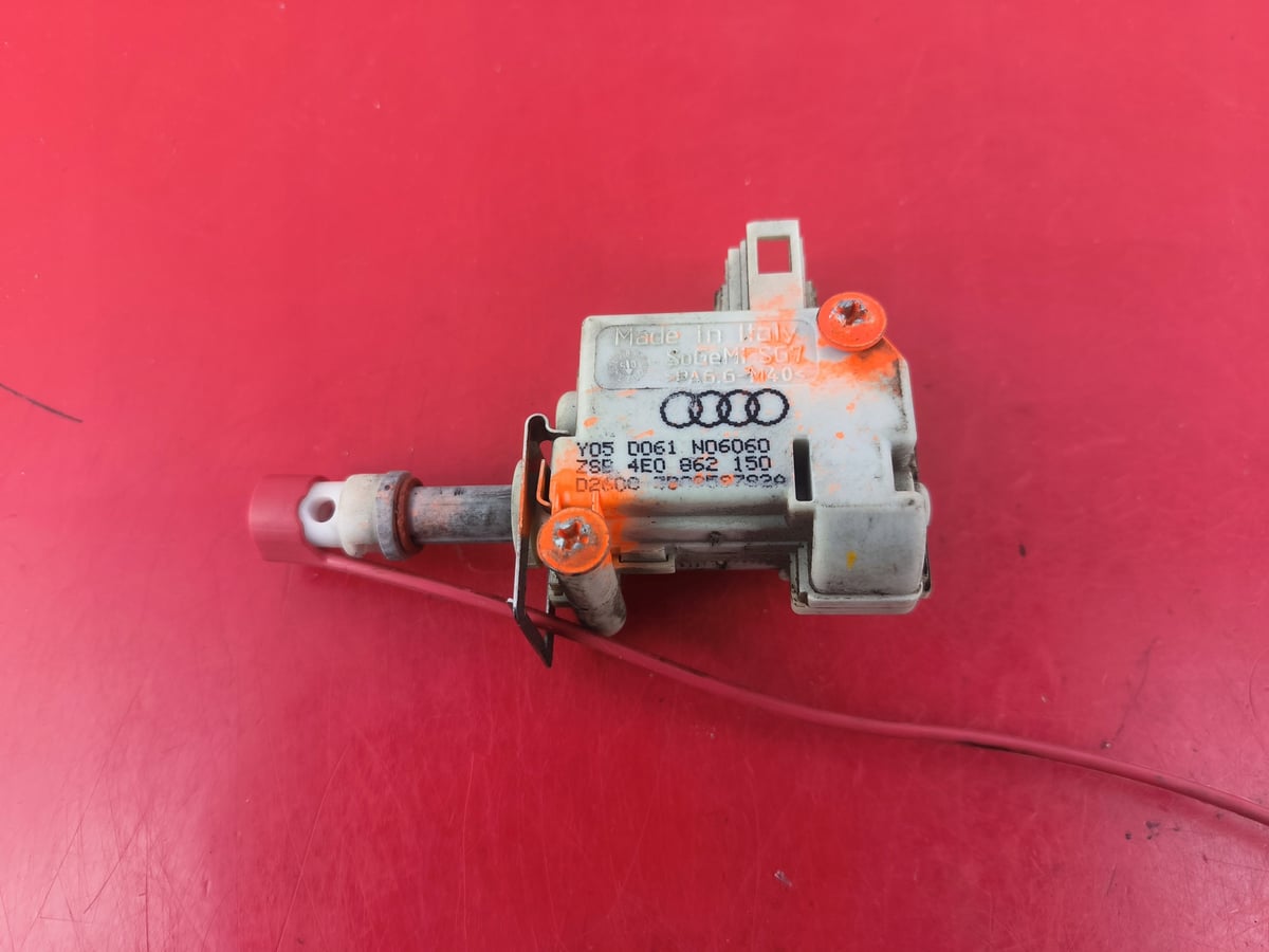 Audi A8 D3 Siłownik klapy wlewu paliwa 3.0TDi 4E0862150