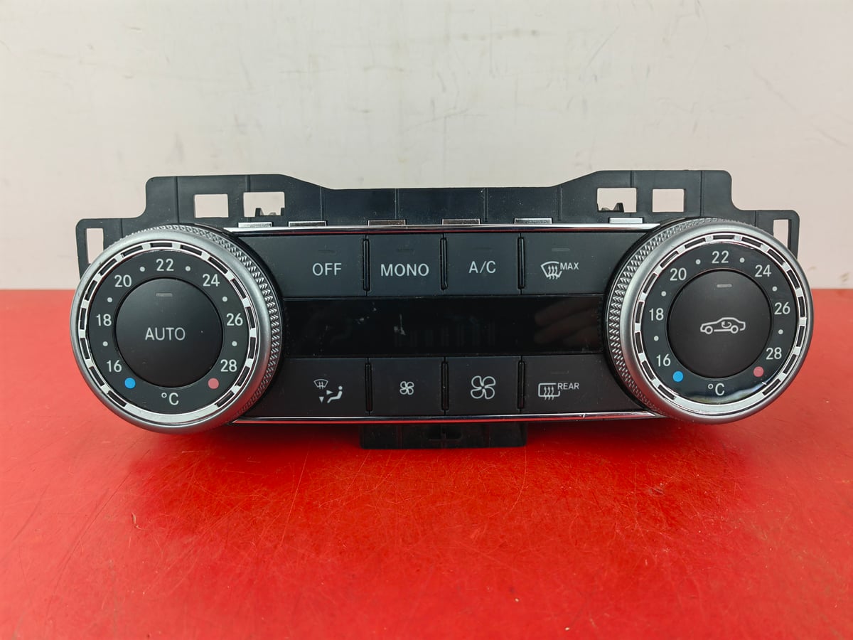 Mercedes-Benz W204 Panel klimatyzacji nawiewu A2049000707 Uszkodzona