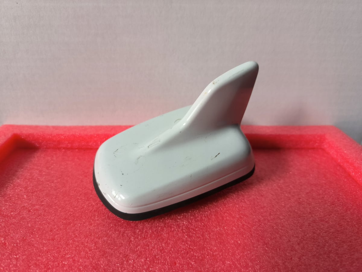 Audi A8 Antena dachow GPS 4N0035503BK Kolor Biały S9R