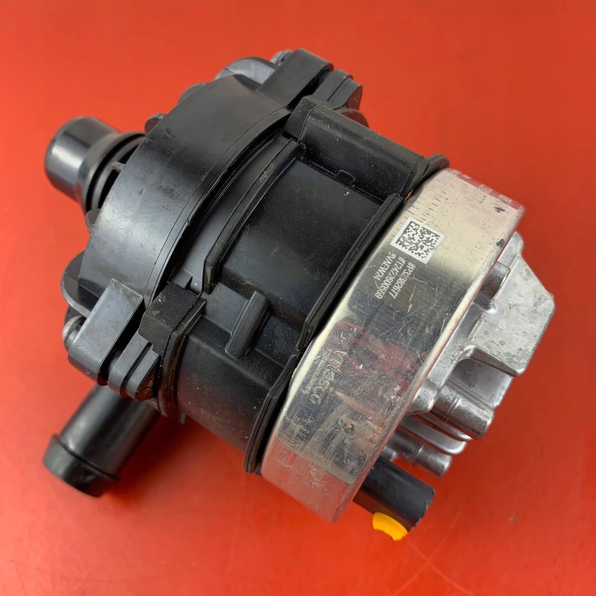 VOLVO OEM Pompa wody 32382677 Nowa