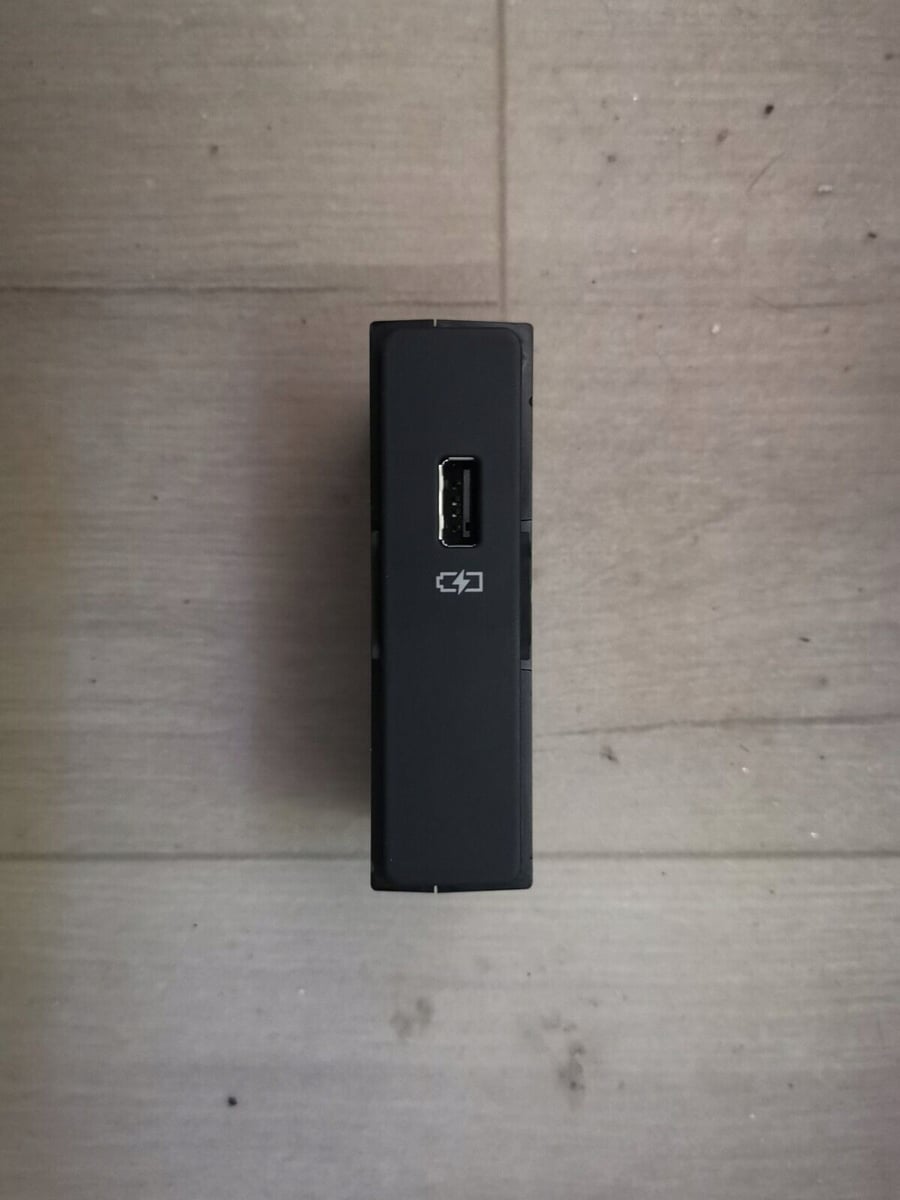 AUDI Q3 83A GNIAZDO PORT USB 83A035726