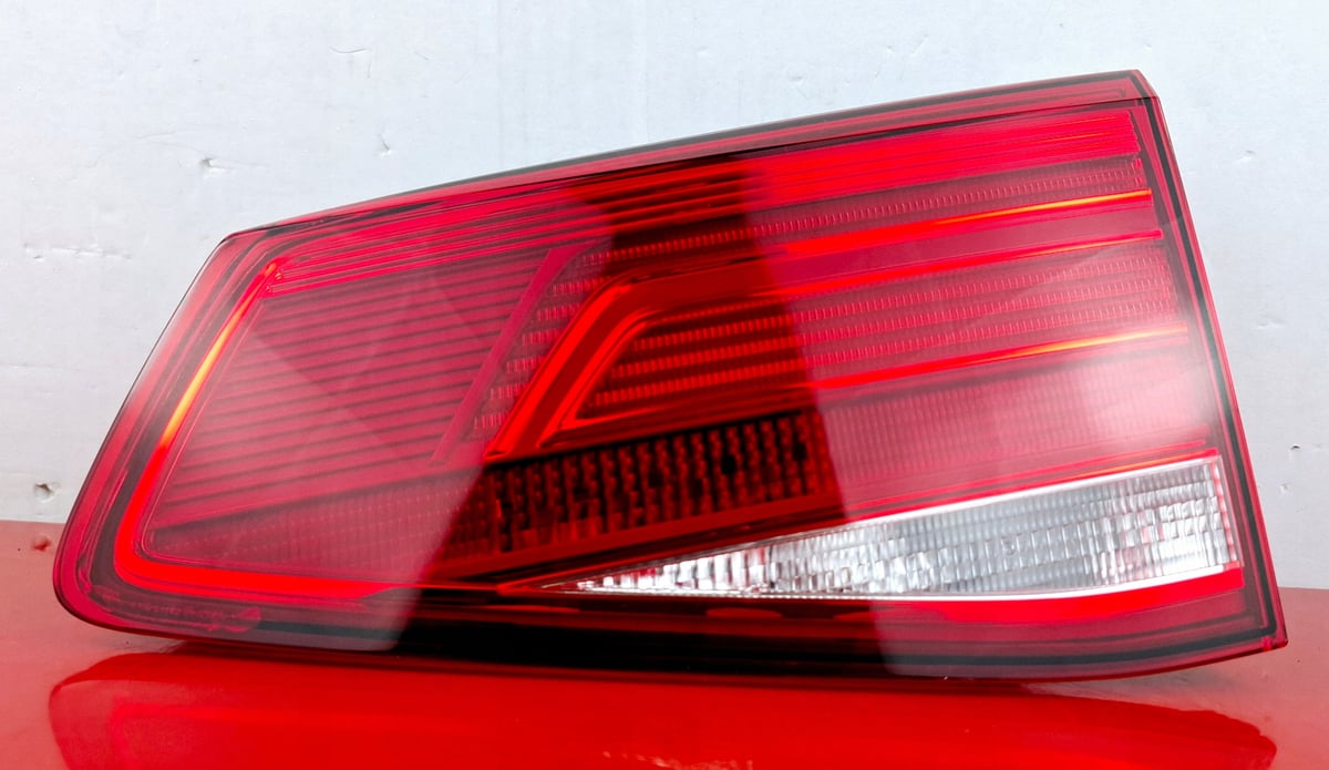 VW Volkswagen PASSAT B8 KOMBI Lampa Prawa Tylna w klapę 3G9945094D