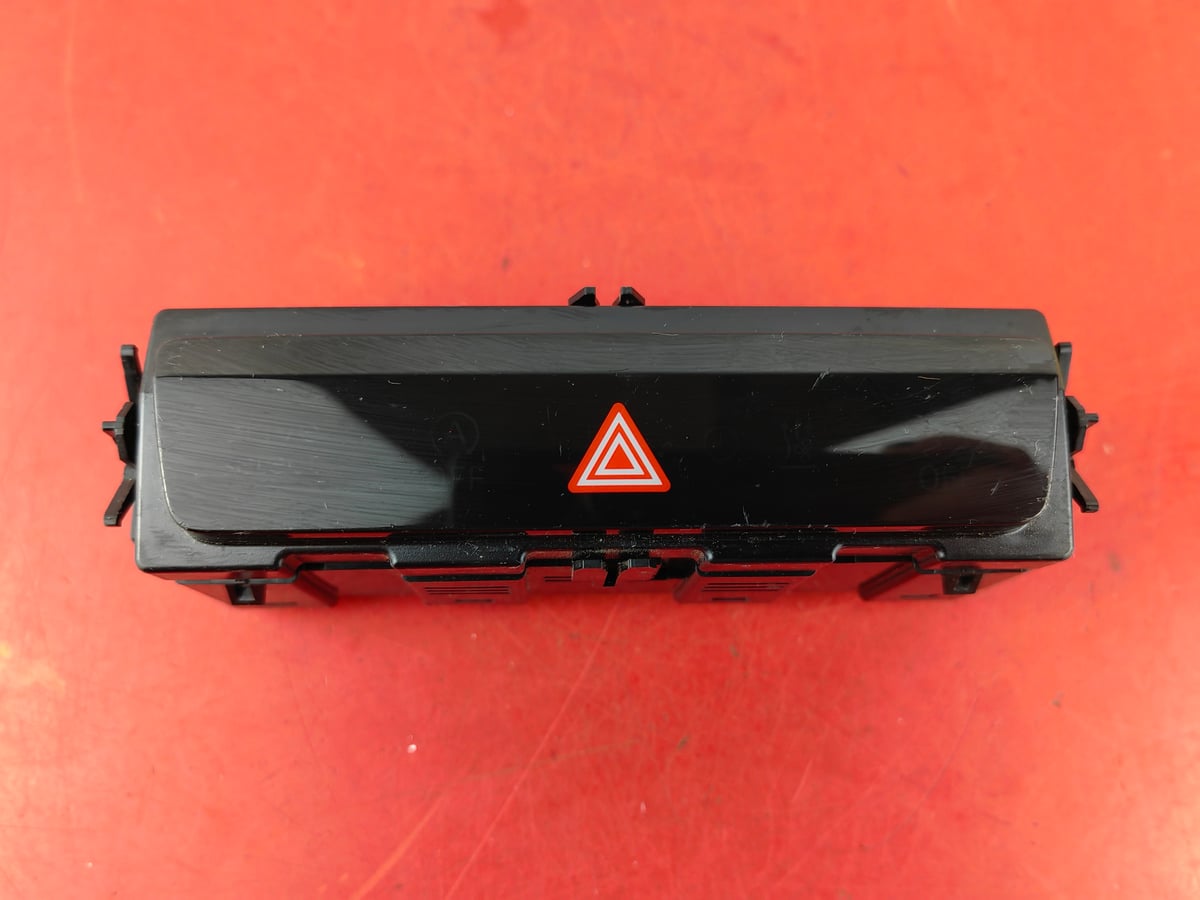 Audi Q3 Włącznik świateł awaryjnych 85E925301E