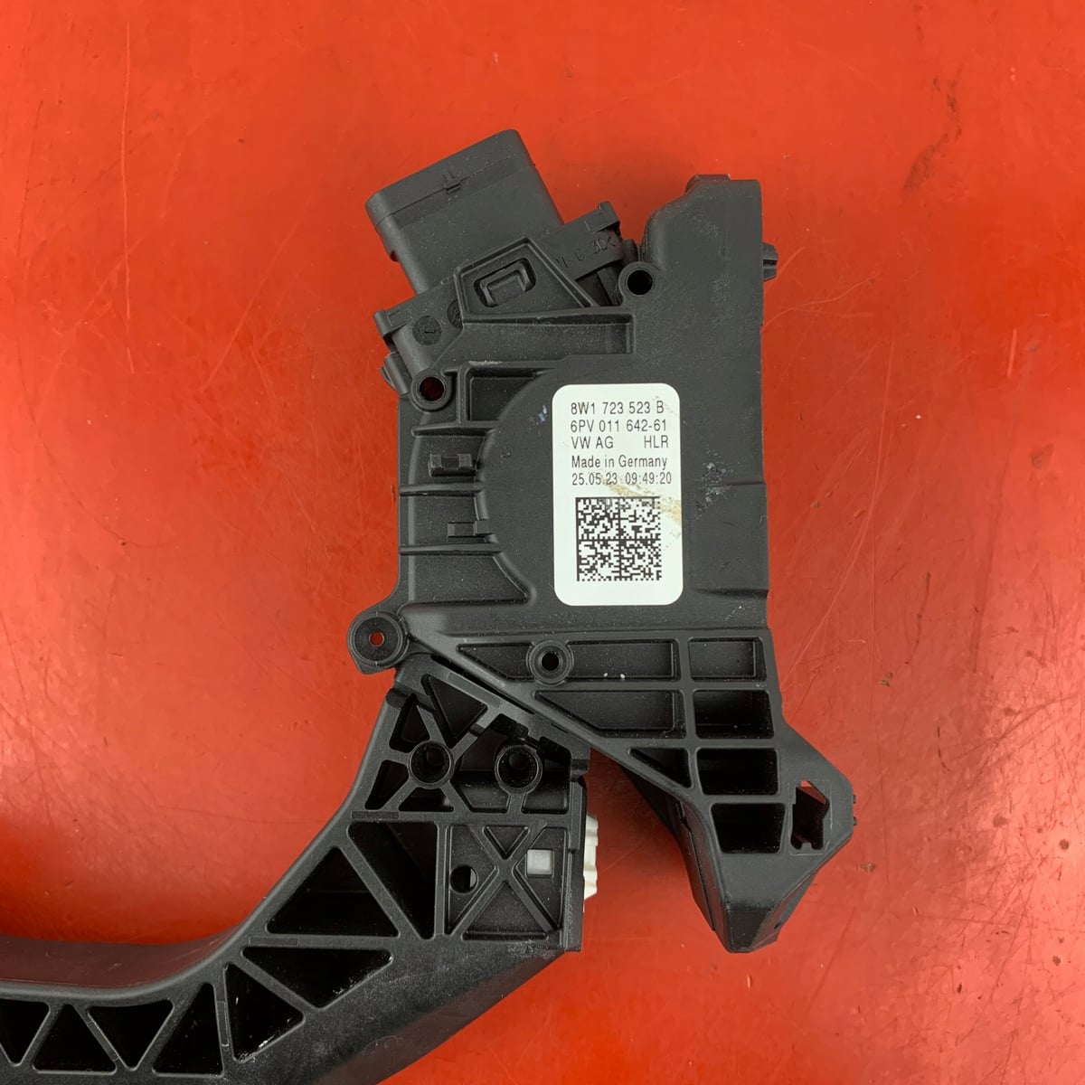 AUDI A4 B9 POTENCJOMETR PEDAŁ GAZU 8W1723523B