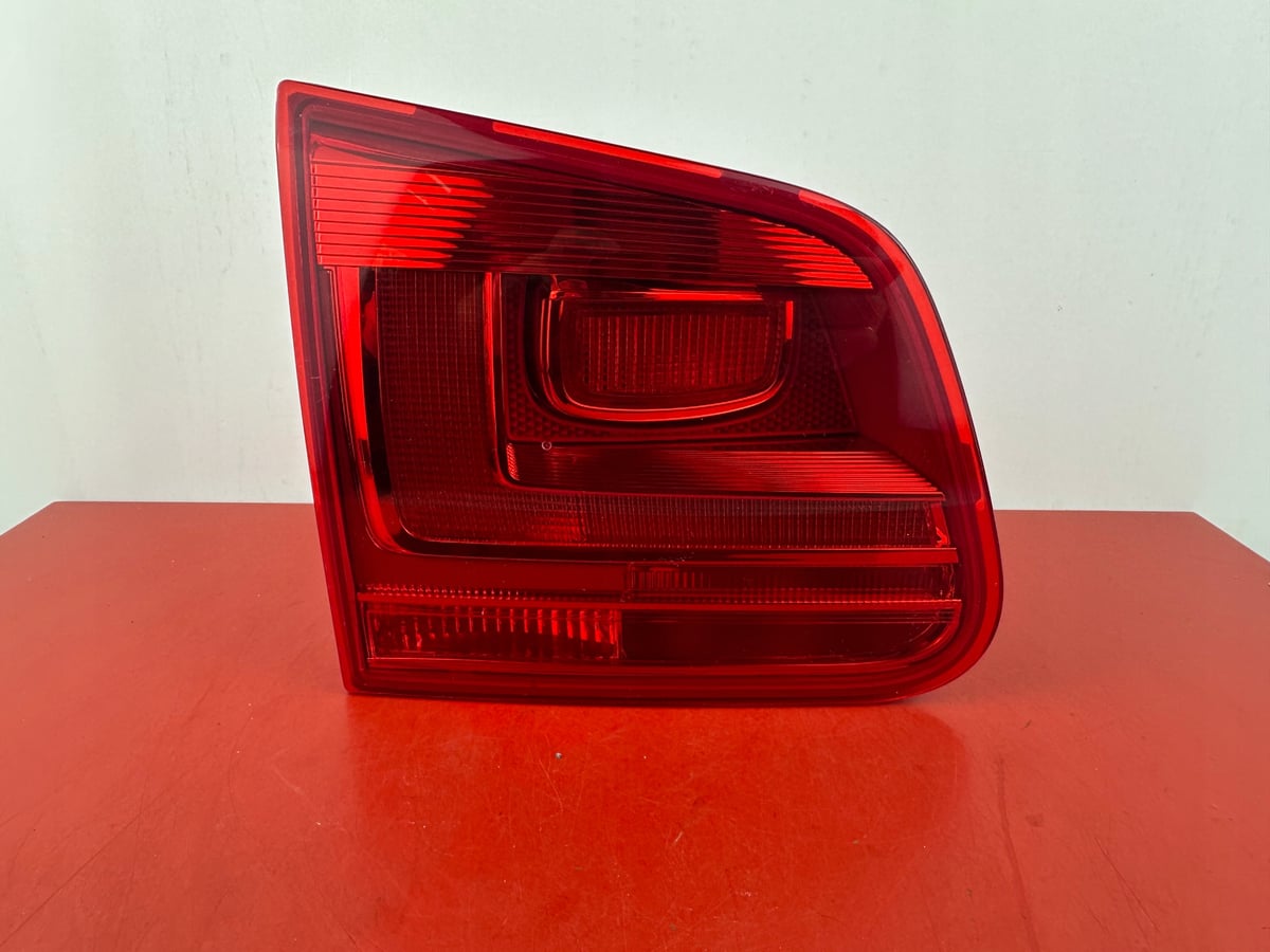 LAMPA TYLNA LEWA W KLAPE VW TIGUAN LIFT 5N0945093G