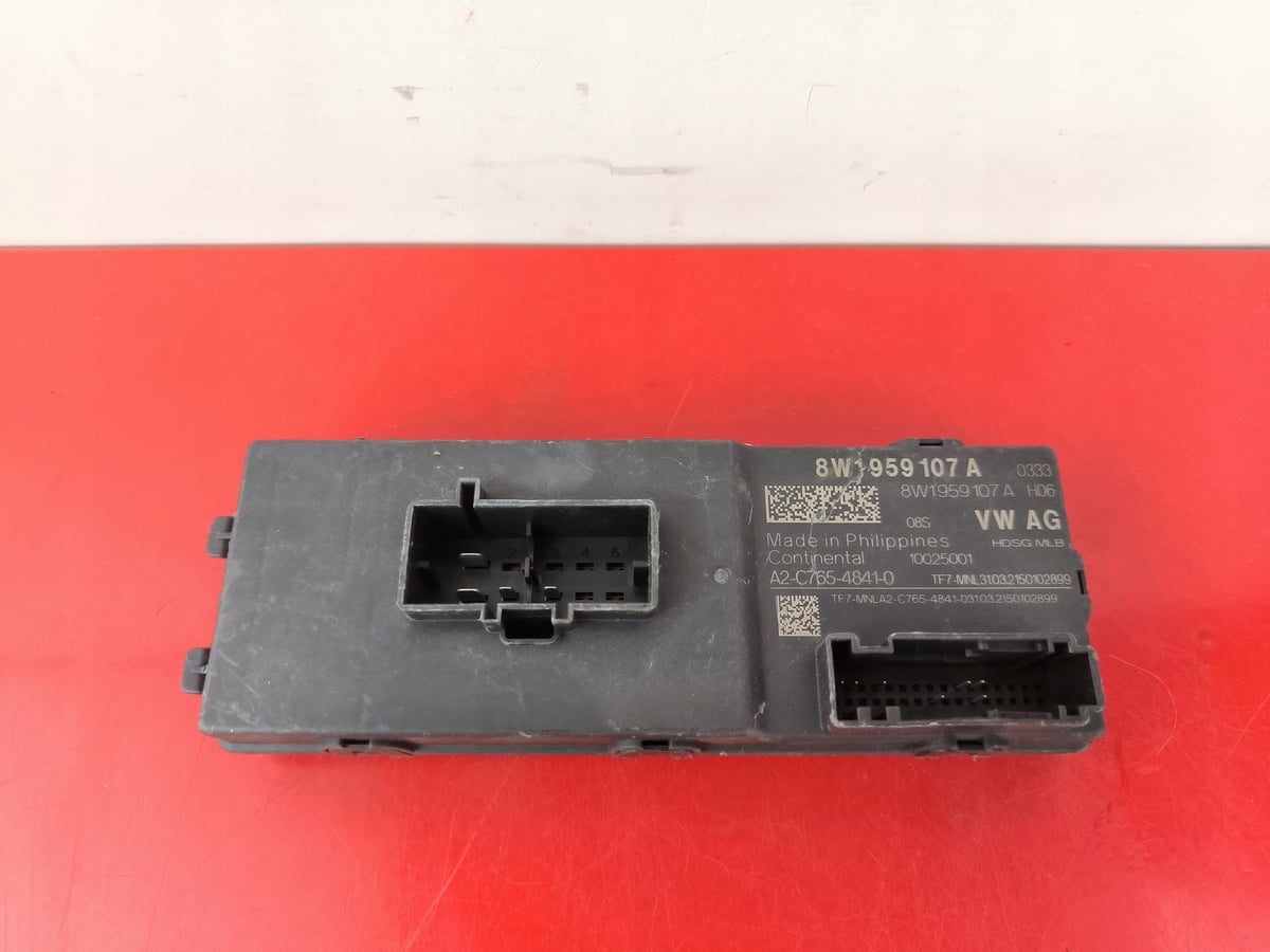 Audi A4 B9 Moduł / Sterownik tylnej klapy bagażnika 8W1959107A