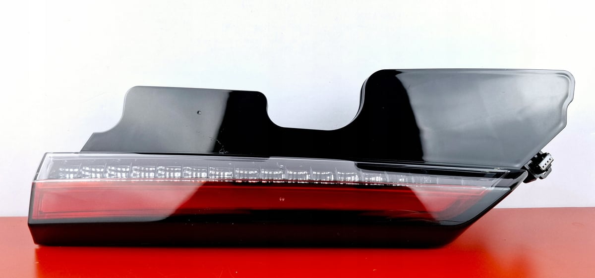 VOLVO C40 Lampa tylna Prawa 2SW015562