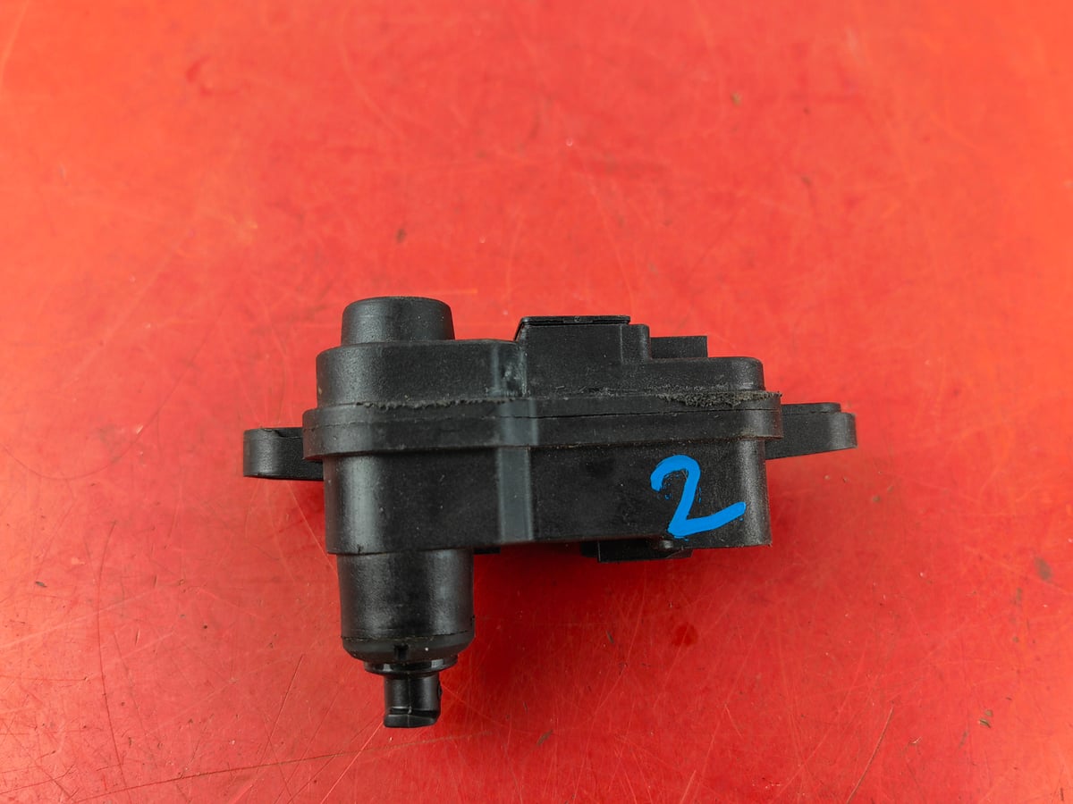 Audi Q5 Siłownik klapki wlewu paliwa 8V4862159B (2)
