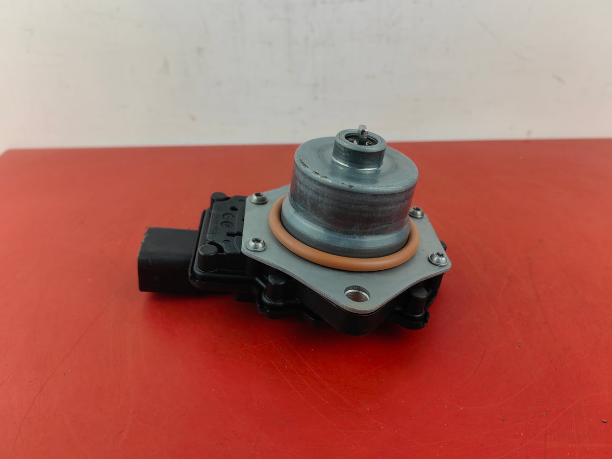 VW Volkswagen AG Siłownik tylnego napędu 08E525130 M012736404 T3