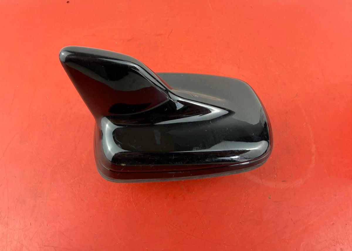 Audi OE Antena dachowa 4M0035503N Kolor czarny Y9B