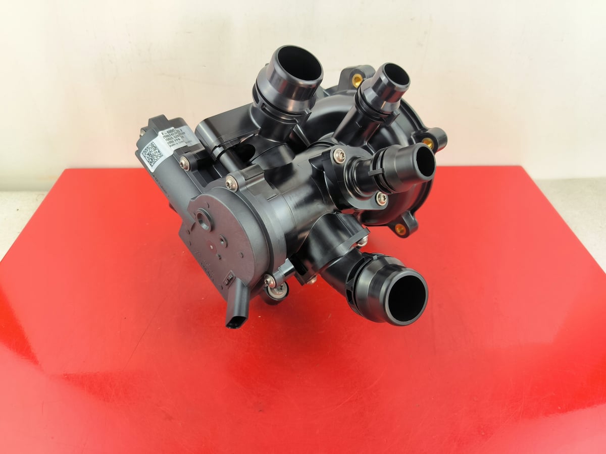 VW Volkswagen Audi OE Termostat / Króciec układu chłodzenia 06R121111E Nowy