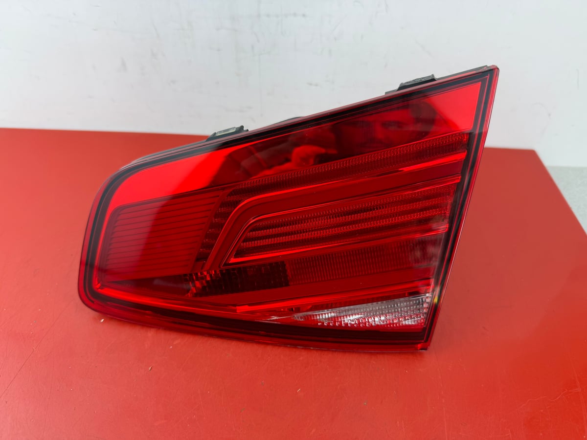 VW Volkswagen Passat B8 Sedan Lampa Tylna w klapę 3G5945094C