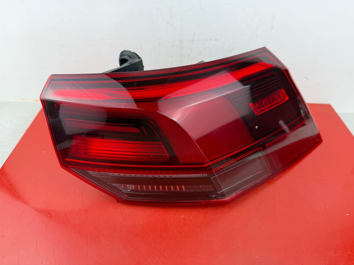 VW Volkswagen Golf VIII Lampa tylna Prawa 5H0945096C