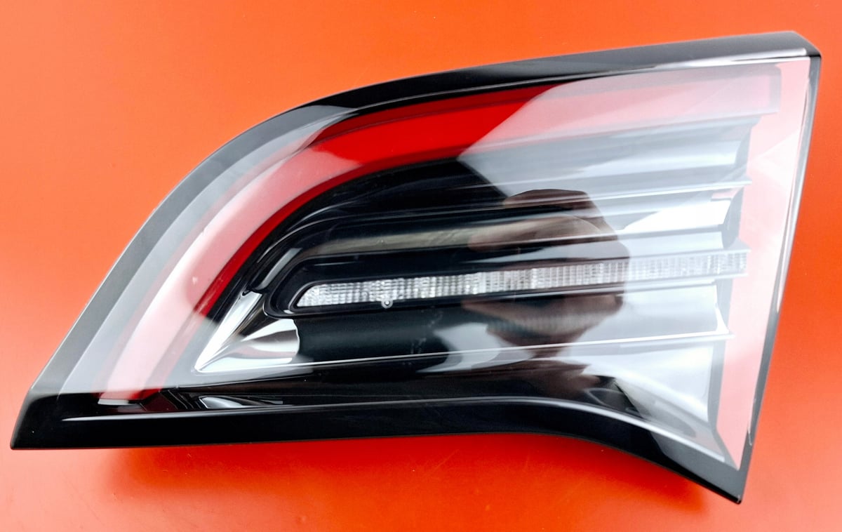 TESLA Model 3 / Y LAMPA Tylna Prawa w klapę LED 1502089-00-B