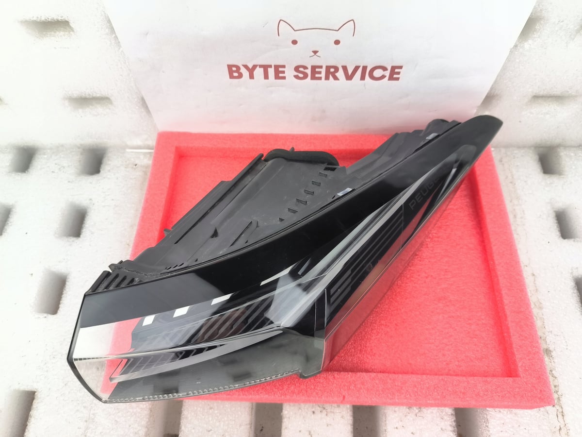 PEUGEOT 308 GT III 21-- LAMPA PRAWA 9835299380