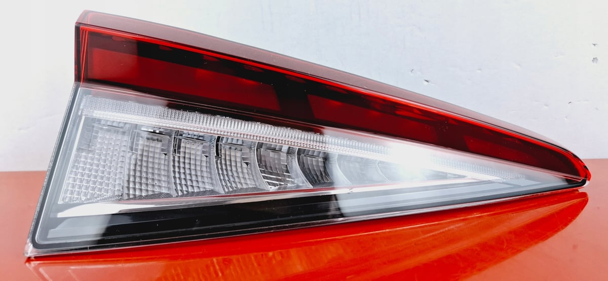 Skoda Enyaq IV LAMPA KLAPY LEWA TYŁ LED 5LJ945307B