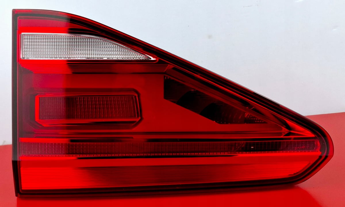 VW Volkswagen TOURAN II 15- Lampa Tylna Prawa w Klapę 5TA945094D