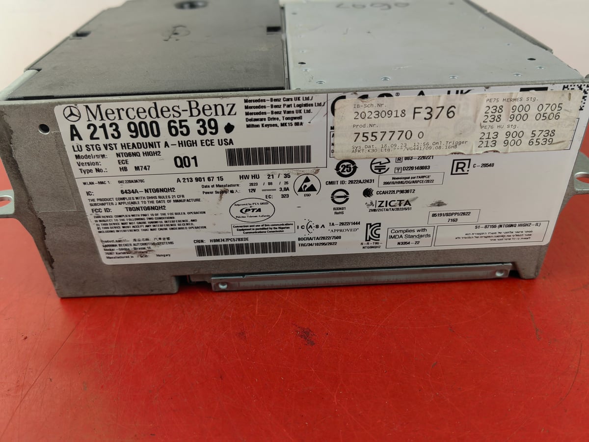 Mercedes-Benz Nawigacja NTG6 HIGH ECE USA A2139006539 zawiesza się na logo