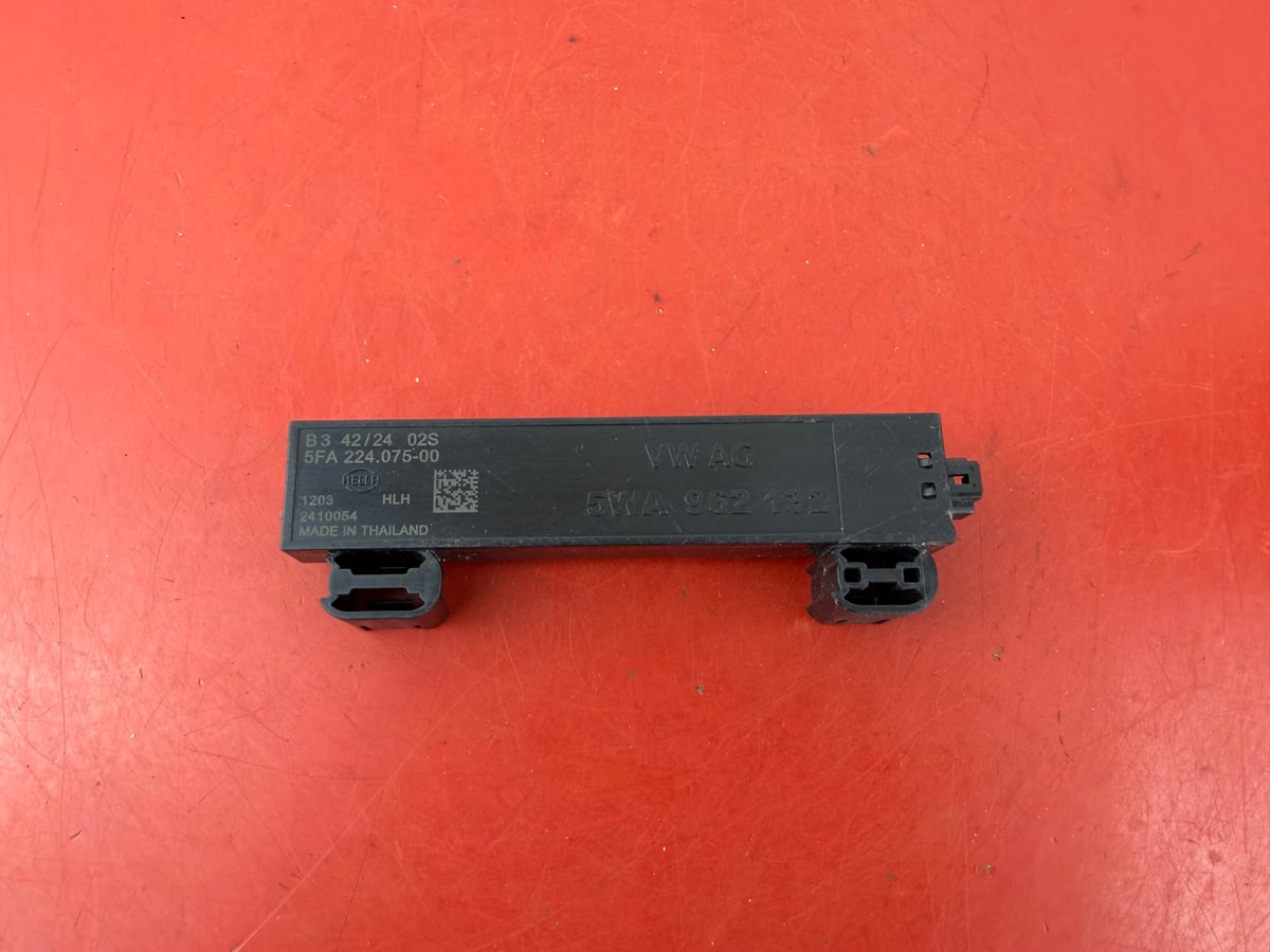 Volkswagen WZMACNIACZ ANTENOWY 5WA962132