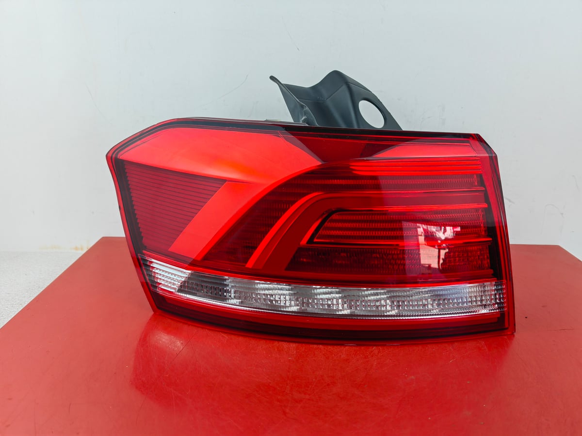 VW Volkswagen PASSAT B8 KOMBI Lampa Lewa Tylna 3G9945095D